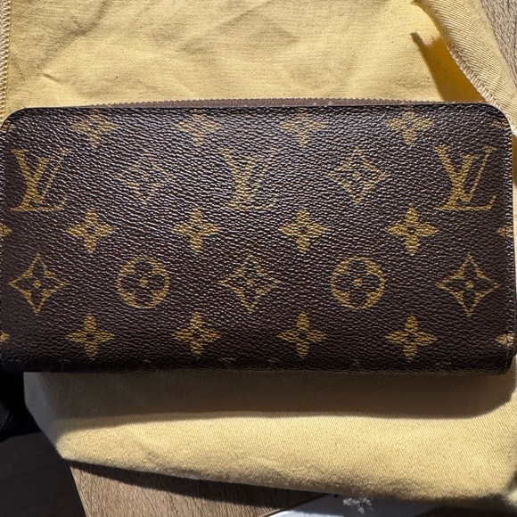 Great condition Lv Wallet - Picture 3 of 6